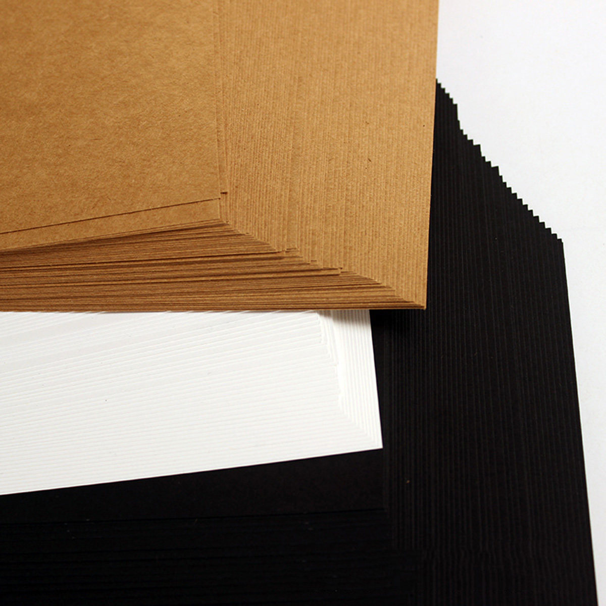 A4サイズの黒い厚紙50枚。250gsmの高品質なクラフト紙 - Art Craft Cardboard のレビューと価格